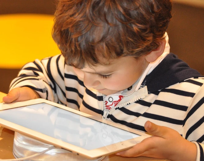 Niño con una tablet