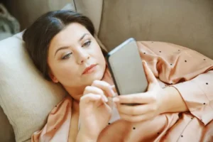 Mujer haciendo scroll en el móvil