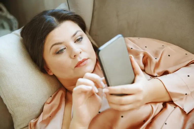 Mujer haciendo scroll en el móvil
