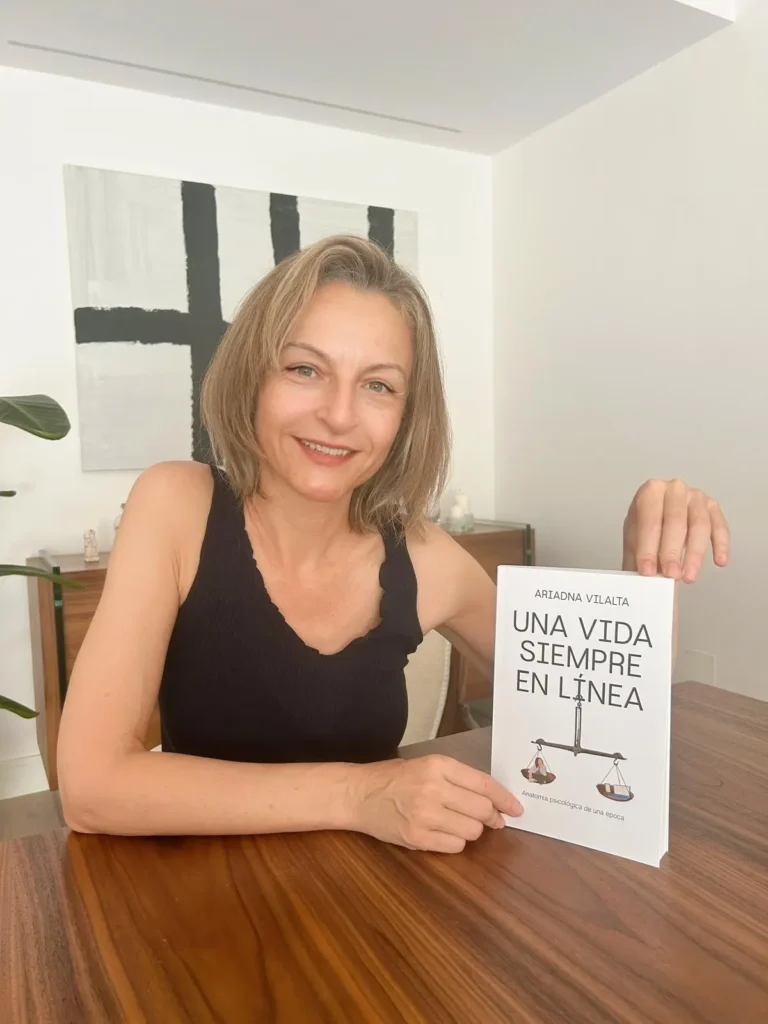 Ariadna Vilalta con su libro "Una vida siempre en línea"