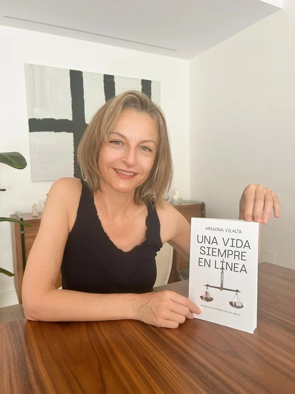Ariadna Vilalta con su libro "Una vida siempre en línea"