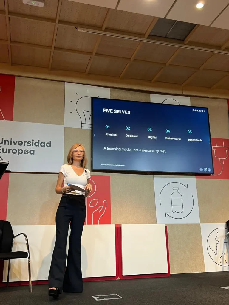 La ciberpsicóloga Ariadna Vilalta dando una conferencia en la Universidad Europea